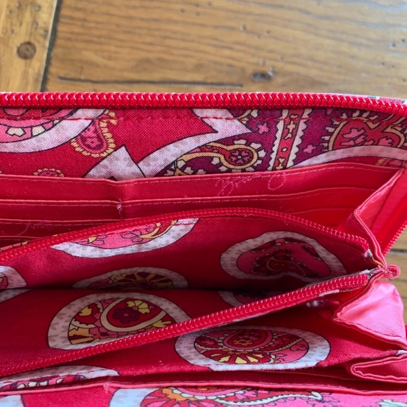 Vera Bradley Rosy Posies Wallet Cotton Red Cream Paisley Zip Around Wrislet - Picture 7 of 11